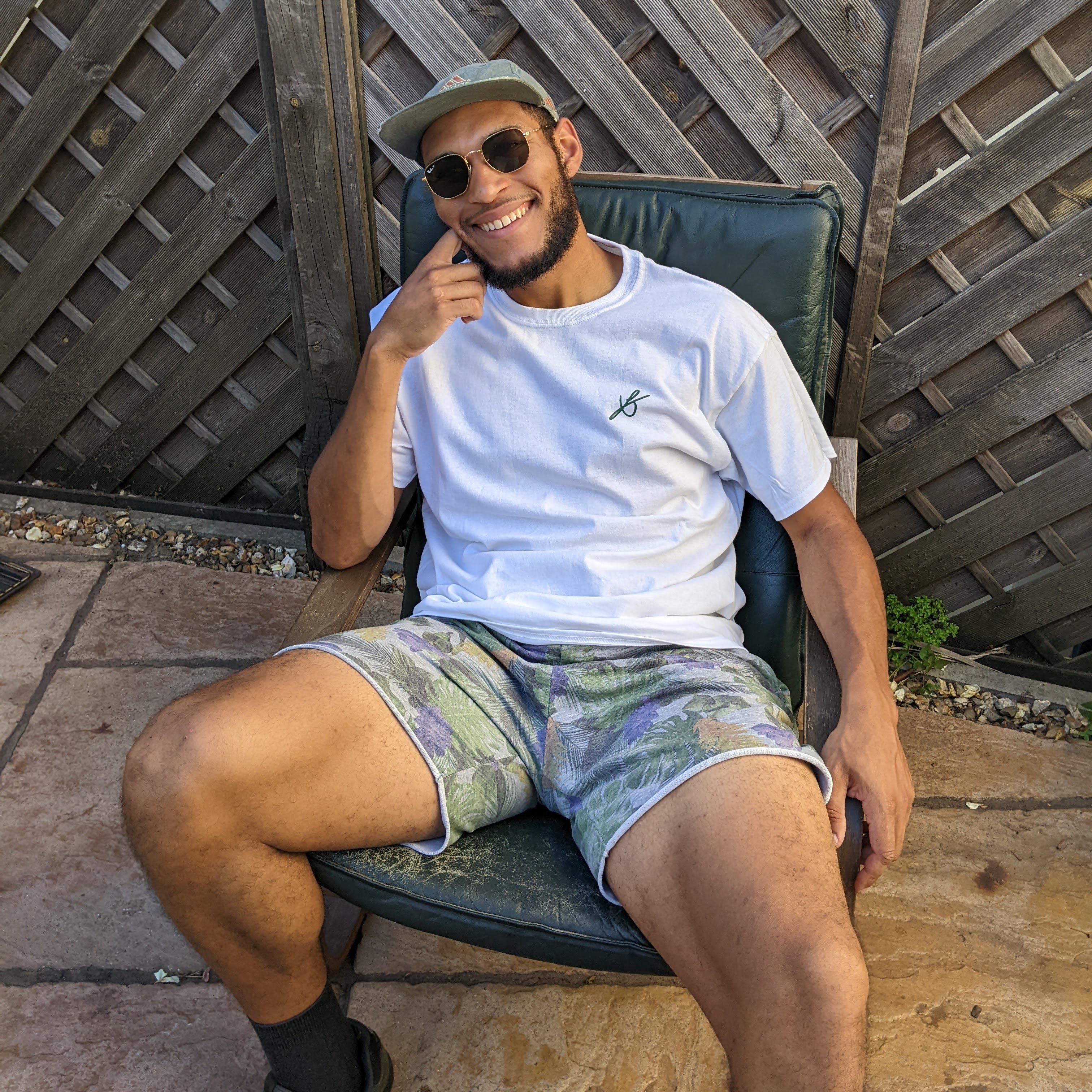 T-Shirt thigh-based thirst trap